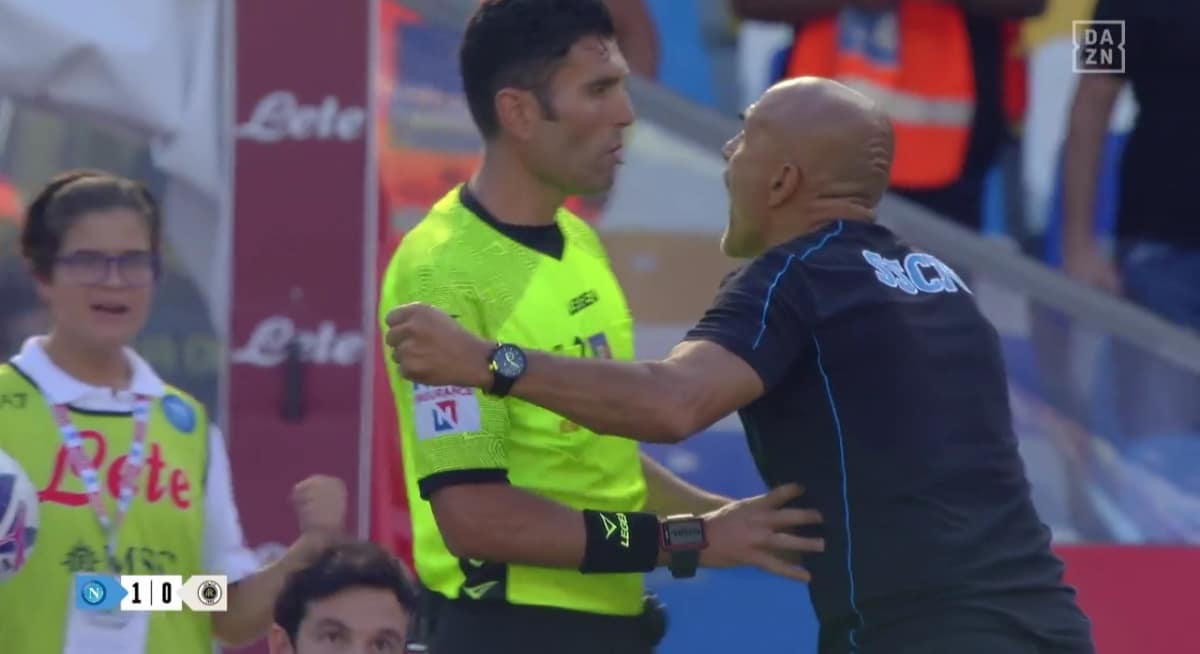 Napoli segna e Spalletti si dirige verso la panchina dello Spezia e gli esulta in faccia. Quarto uomo lo frena