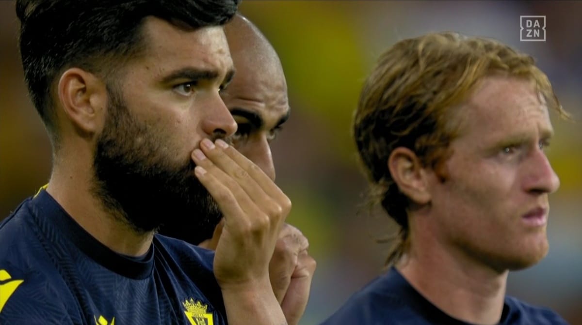Infarto per un tifoso in Cadice-Barcellona, portiere lancia il defibrillatore in tribuna per salvargli la vita
