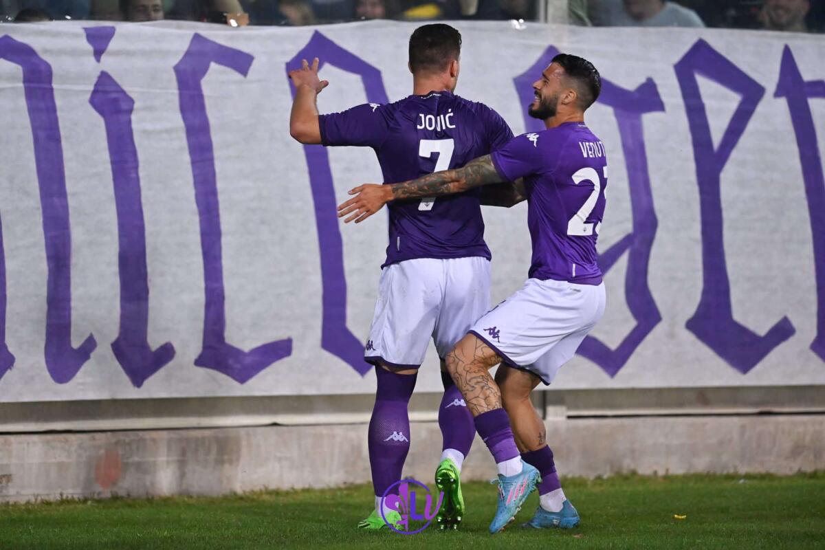 Corriere Fiorentino: “Impossibile non criticare la gestione della gara, si aspettano spiegazioni convincenti” - Esultanza Luka Jovic (ACF Fiorentina) con Lorenzo Venuti (ACF Fiorentina)