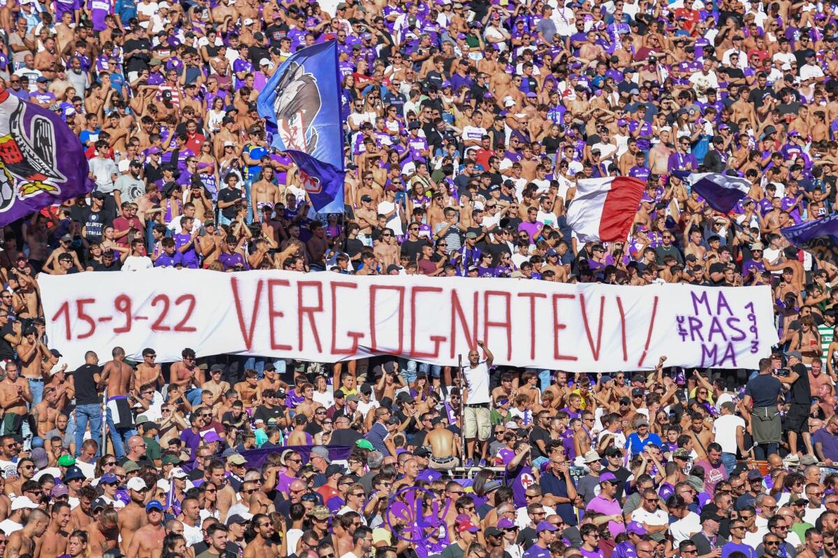 La carica dei 36.000 del Franchi: l’obiettivo è centrare uno storico sold out - Striscione tifosi ACF Fiorentina per la brutta sconfitta in Conference League