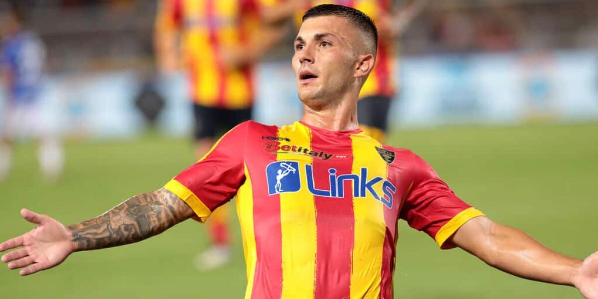 Se stasera Strefezza farà gol contro la Fiorentina prenderà un ricco bonus dal Lecce, è scritto nel contratto - LECCE, ITALY - AUGUST 28: Gabriel Strefezza of Lecce celebrates the equalizing goal of Empoli during the Serie A match between US Lecce and Empoli FC at Stadio Via del Mare on August 28, 2022 in Lecce, Italy. (Photo by Getty Images/Getty Images)