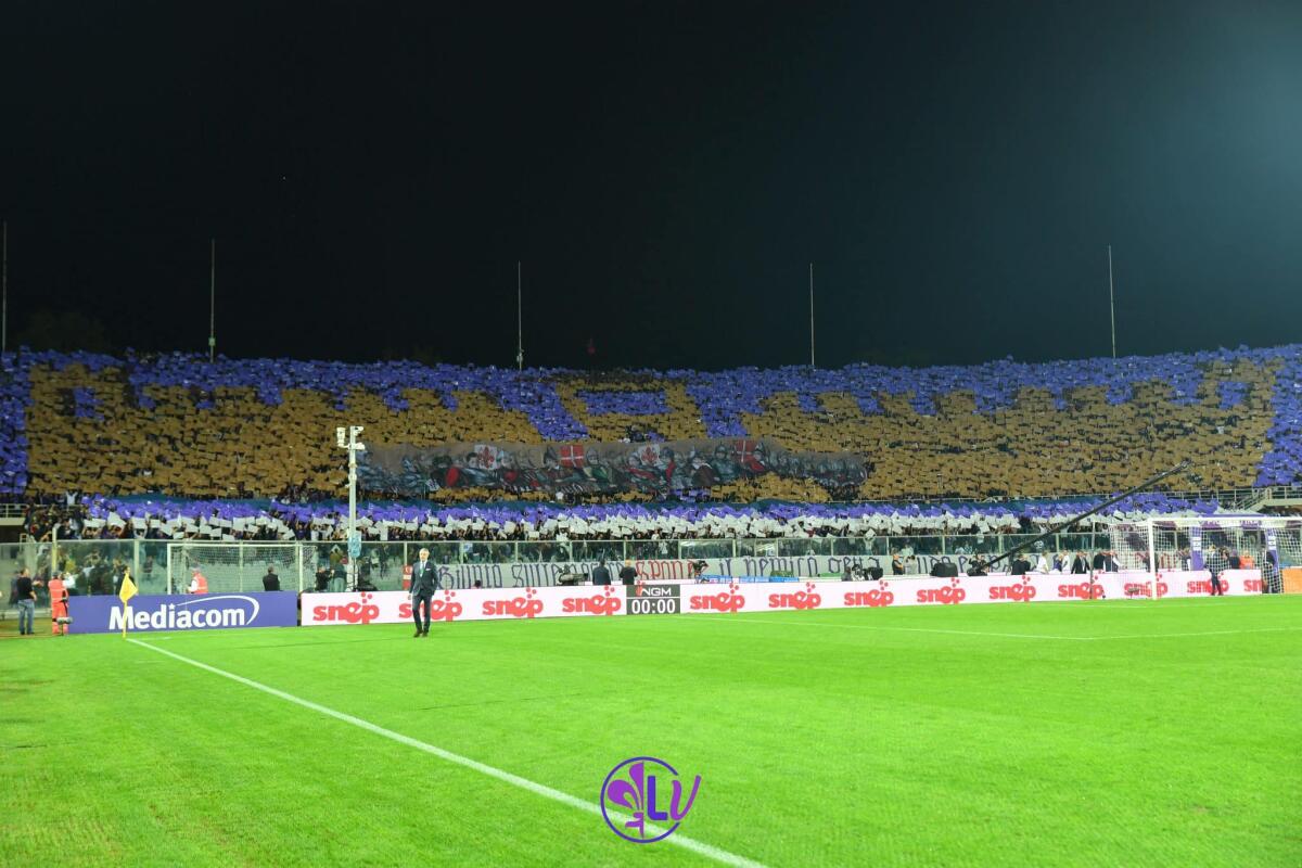 Che risposta dei tifosi della Fiorentina, oltre 36.500 spettatori all'Artemio Franchi ieri sera - Coreografia Fiesole