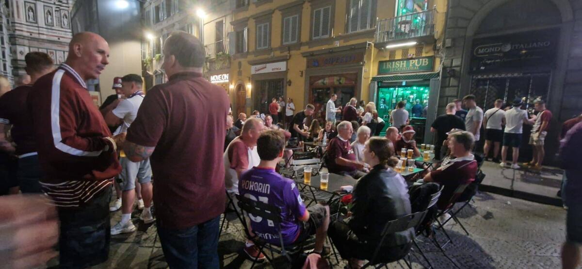 Sconfitta di cinque gol? Non importa, i tifosi dell'Hearts cantano e bevono in allegria sotto il Duomo - 