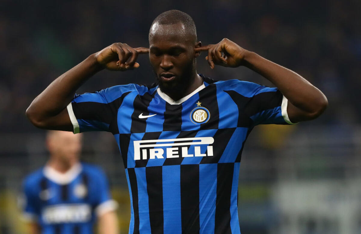 Lukaku mette nel mirino la Fiorentina: l'attaccante vuole tornare a tutti i costi per la trasferta di Firenze - MILAN, ITALY - DECEMBER 21:  Romelu Lukaku of FC Internazionale celebrates after scoring the fourth goal during the Serie A match between FC Internazionale and Genoa CFC at Stadio Giuseppe Meazza on December 21, 2019 in Milan, Italy.  (Photo by Marco