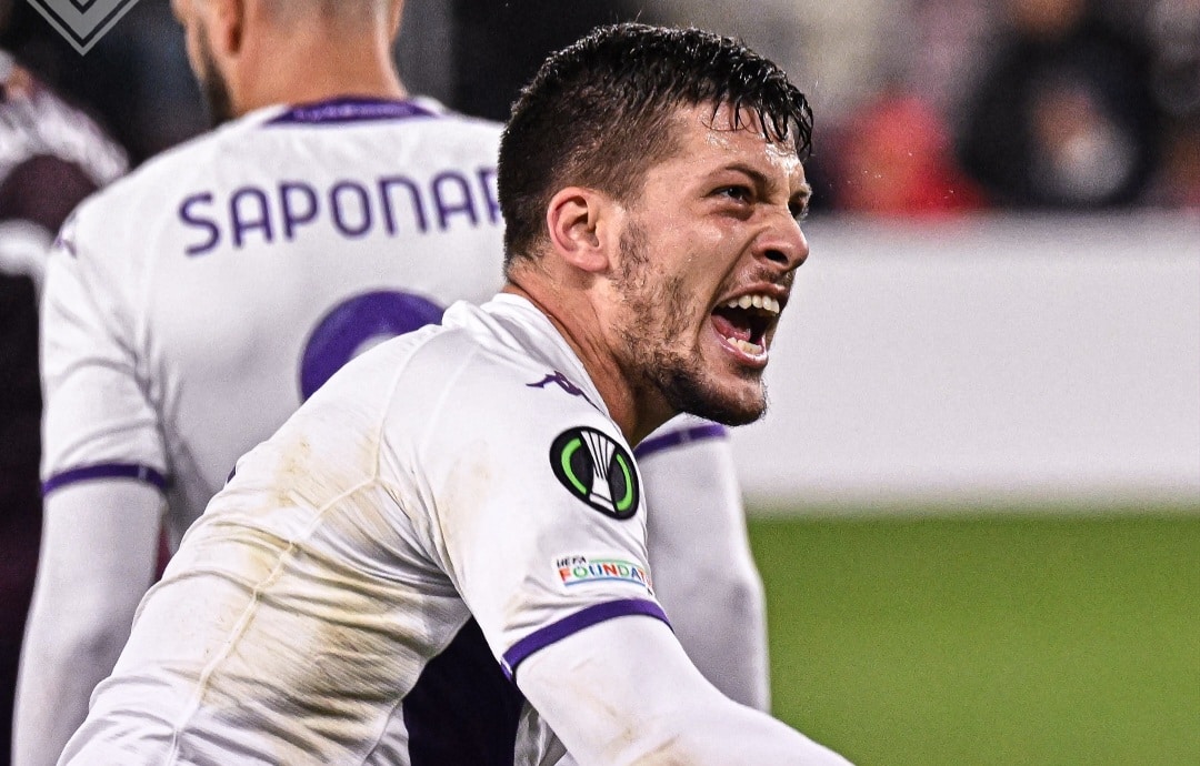 Tutti in piedi per Jovic, non solo il gol, anche l'espulsione procurata. Sette e sette e mezzo per lui