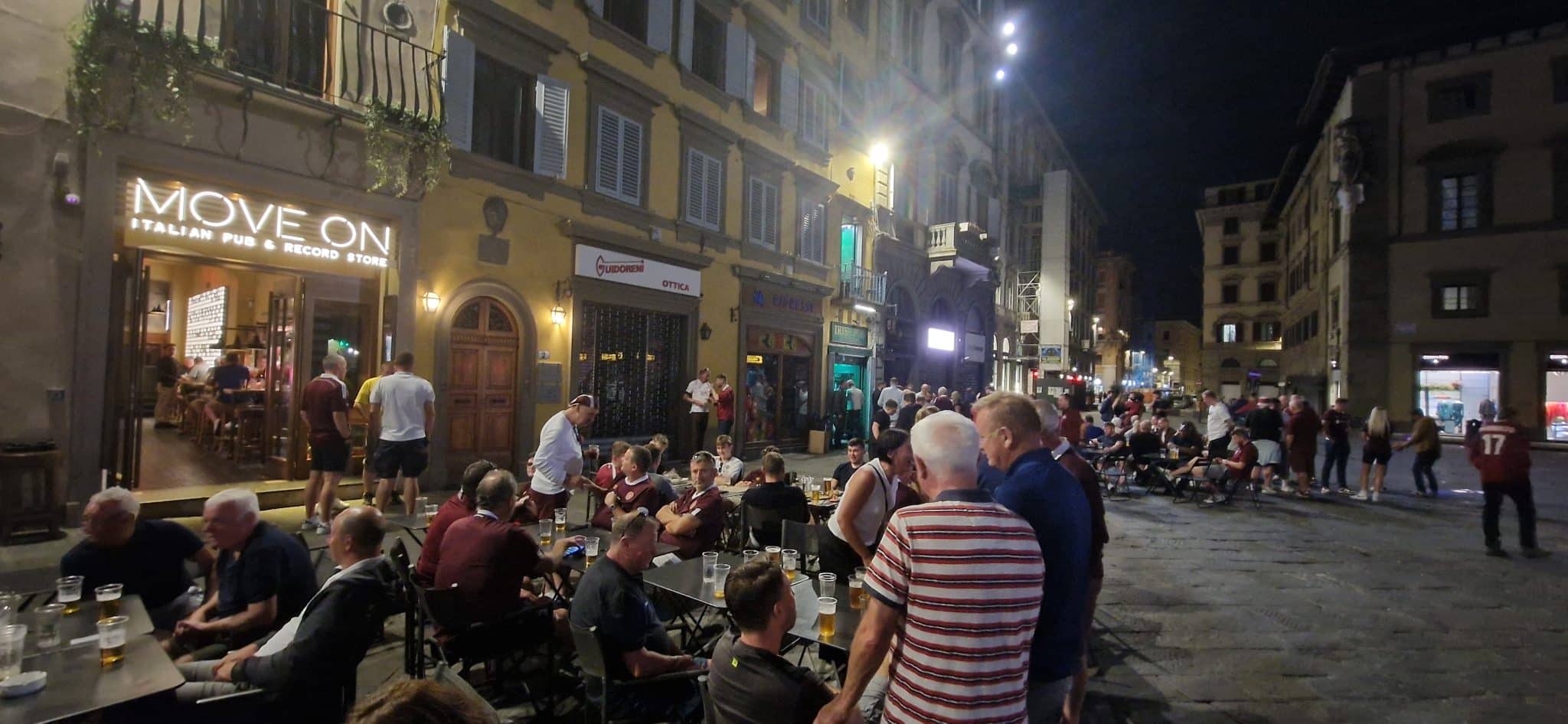 Sconfitta di cinque gol? Non importa, i tifosi dell'Hearts cantano e bevono in allegria sotto il Duomo
