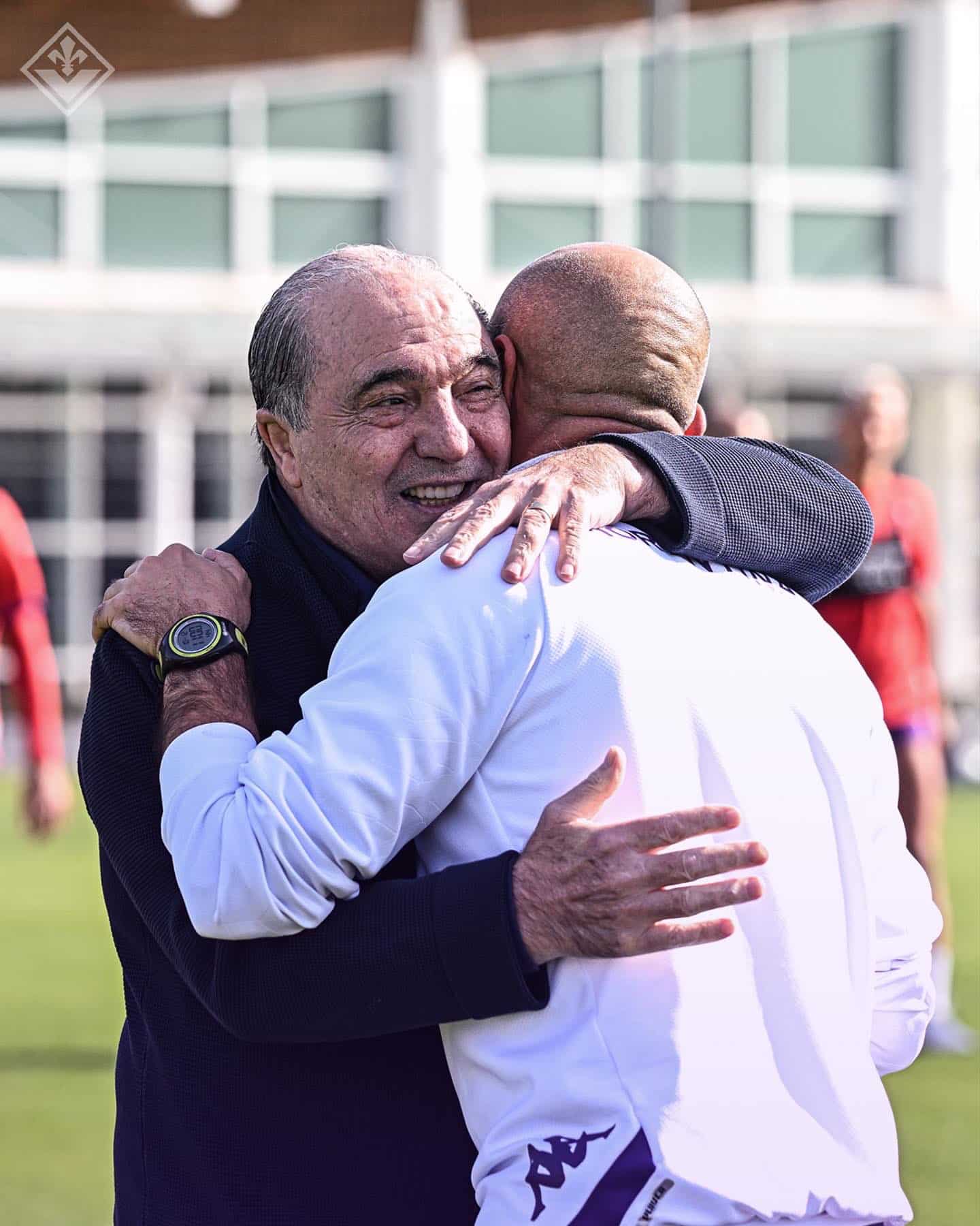 Commisso in campo prima dell'allenamento, abbraccio con Italiano, poi da Nico, Milenkovic e Dodò