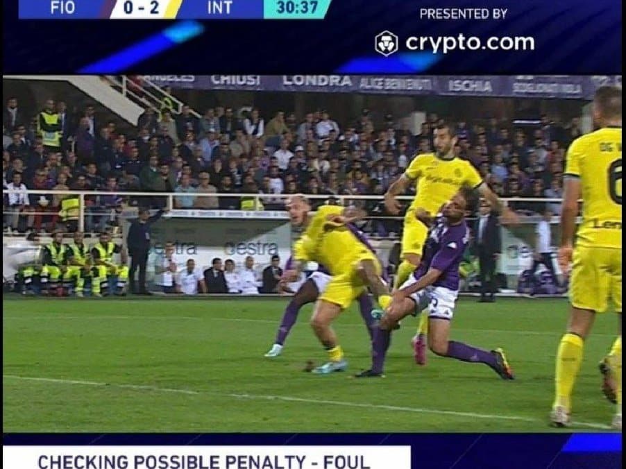 Gravi errori arbitrali contro la Fiorentina, manca rosso a Dimarco e gol finale arriva con un fallo netto