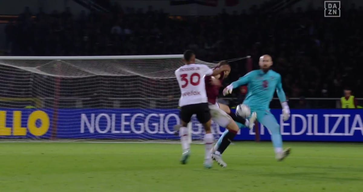 Furto Milan in casa del Torino. Il gol è un fallo evidente ma arbitro e Var decidono di non fare nulla