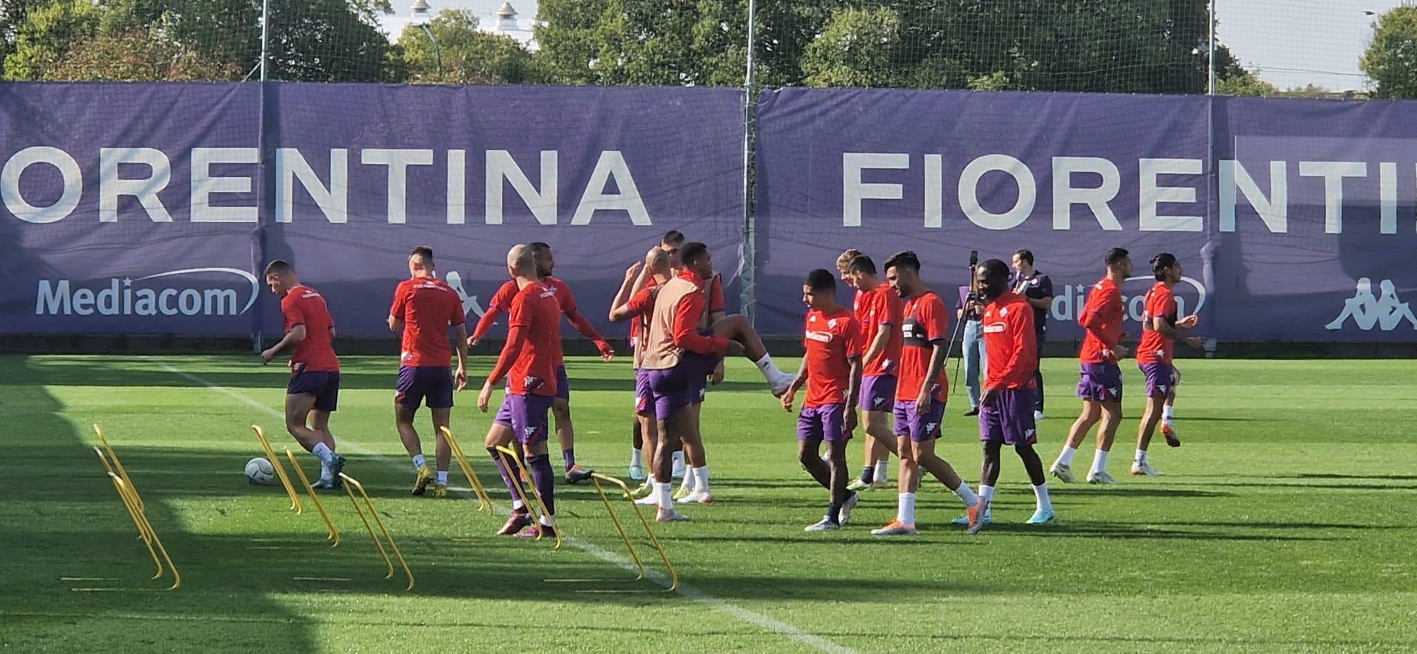 Commisso in campo prima dell'allenamento, abbraccio con Italiano, poi da Nico, Milenkovic e Dodò