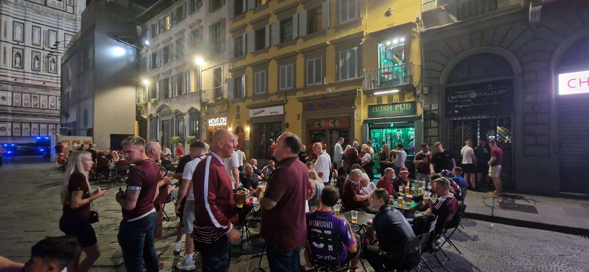 Sconfitta di cinque gol? Non importa, i tifosi dell'Hearts cantano e bevono in allegria sotto il Duomo
