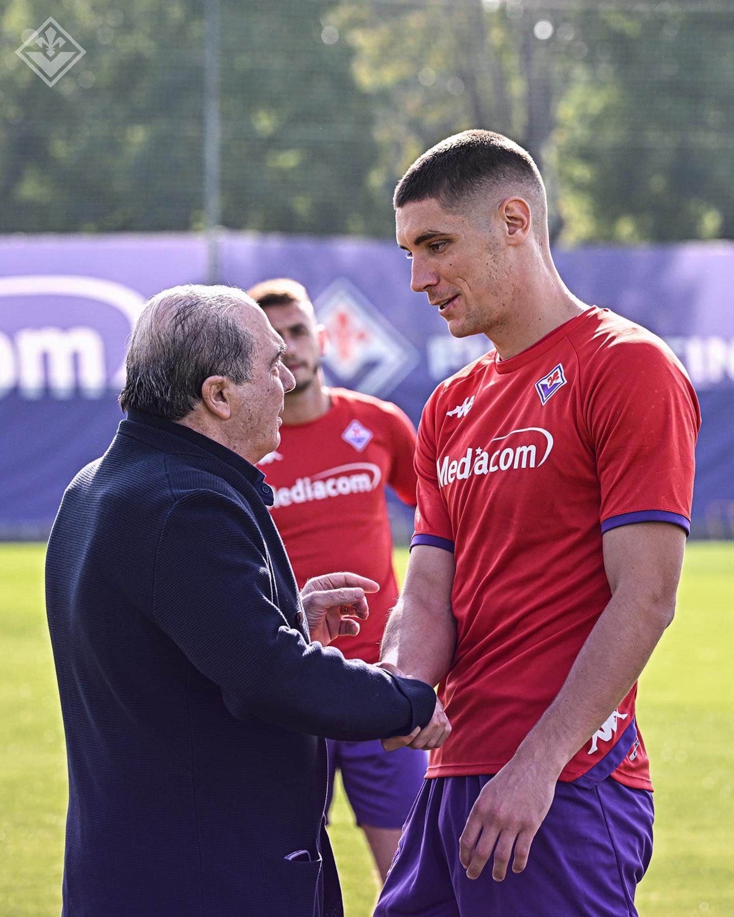 Commisso in campo prima dell'allenamento, abbraccio con Italiano, poi da Nico, Milenkovic e Dodò