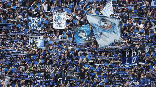 La Curva dell'Atalanta ci ricasca, coro razzista contro il portiere della Fiorentina: "Terracciano terrone"