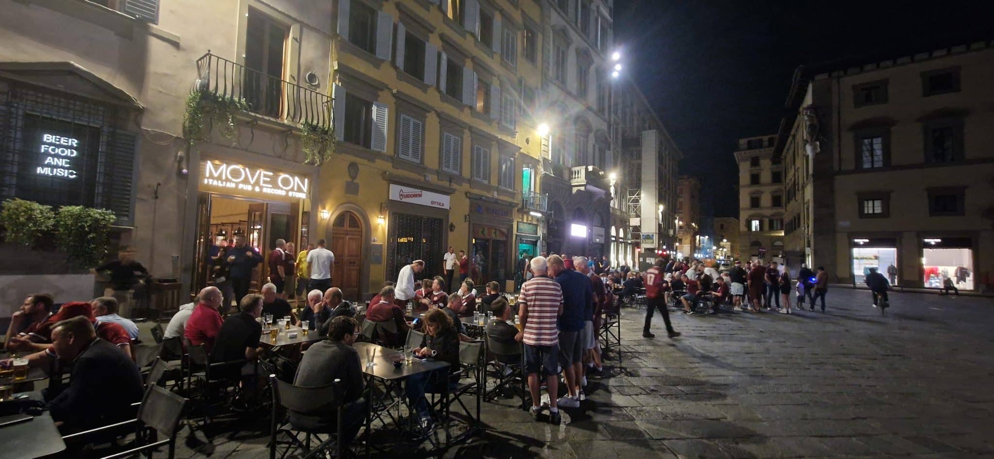 Sconfitta di cinque gol? Non importa, i tifosi dell'Hearts cantano e bevono in allegria sotto il Duomo