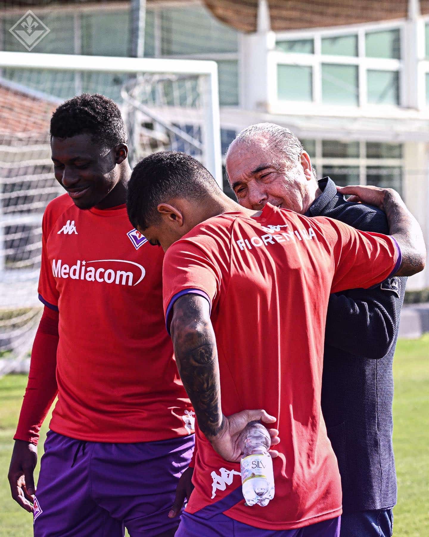 Commisso in campo prima dell'allenamento, abbraccio con Italiano, poi da Nico, Milenkovic e Dodò