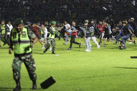 Duecento morti per una partita di calcio in Indonesia. Finirà  l’odio nel calcio?