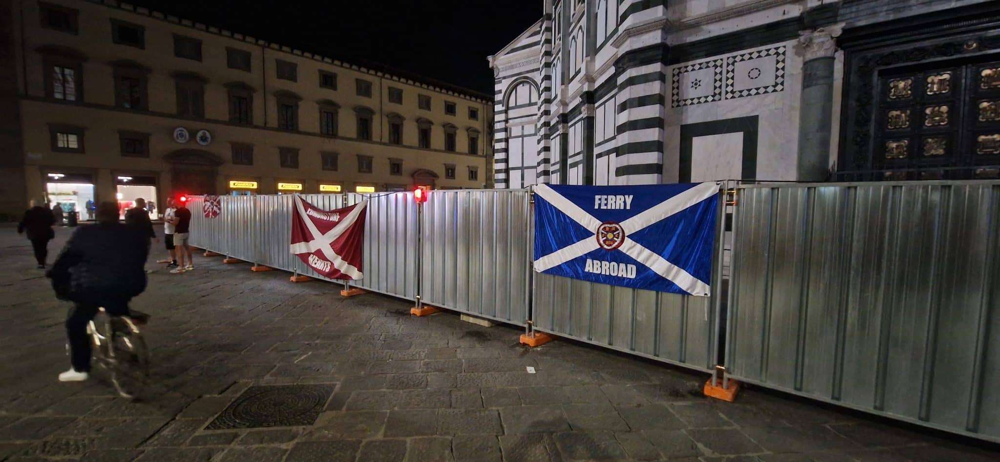 Sconfitta di cinque gol? Non importa, i tifosi dell'Hearts cantano e bevono in allegria sotto il Duomo