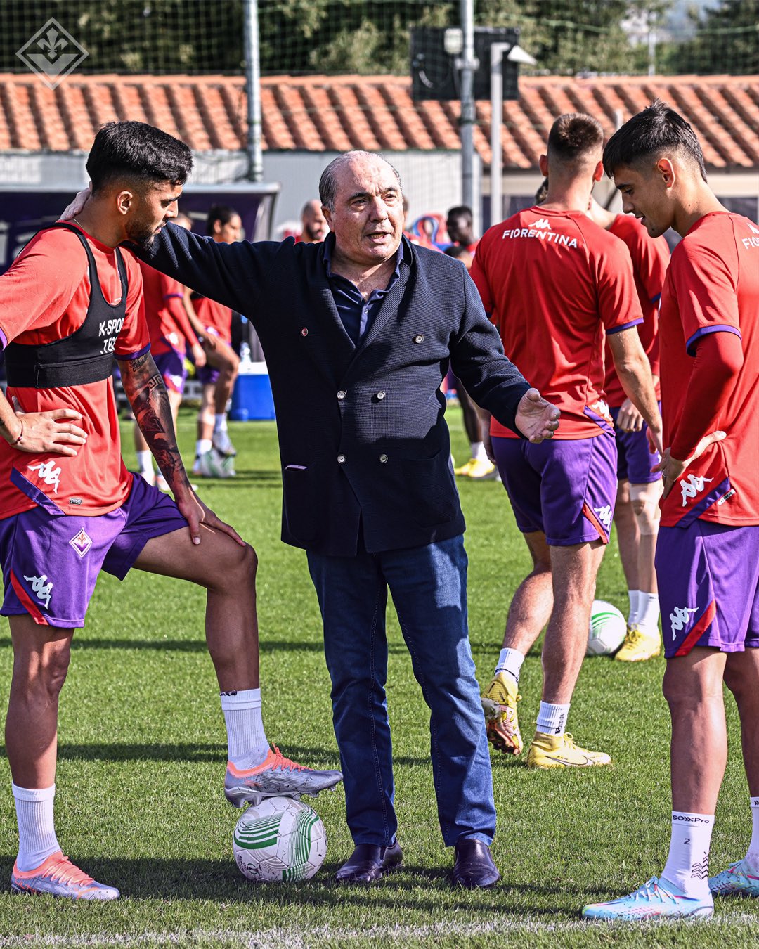 Commisso in campo prima dell'allenamento, abbraccio con Italiano, poi da Nico, Milenkovic e Dodò