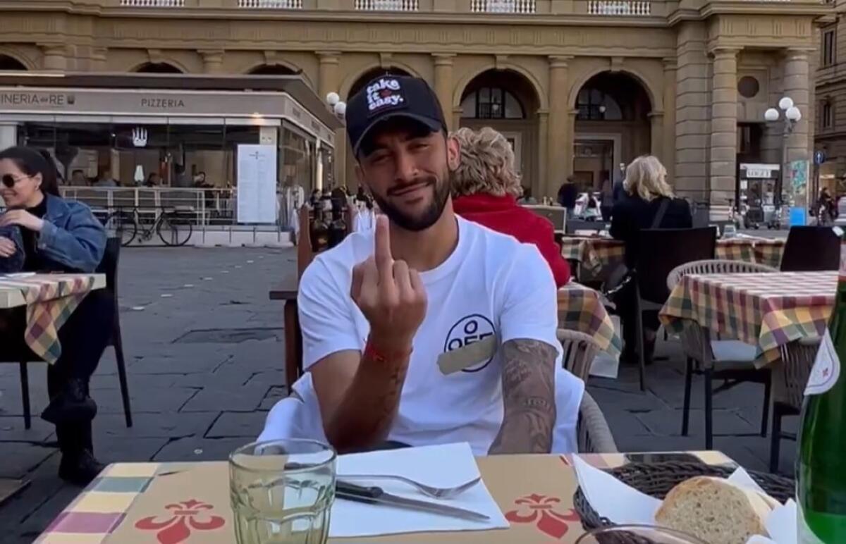 Nico Gonzalez si gode Firenze con un bel pranzo in Piazza della Repubblica. La fidanzata lo riprende - 