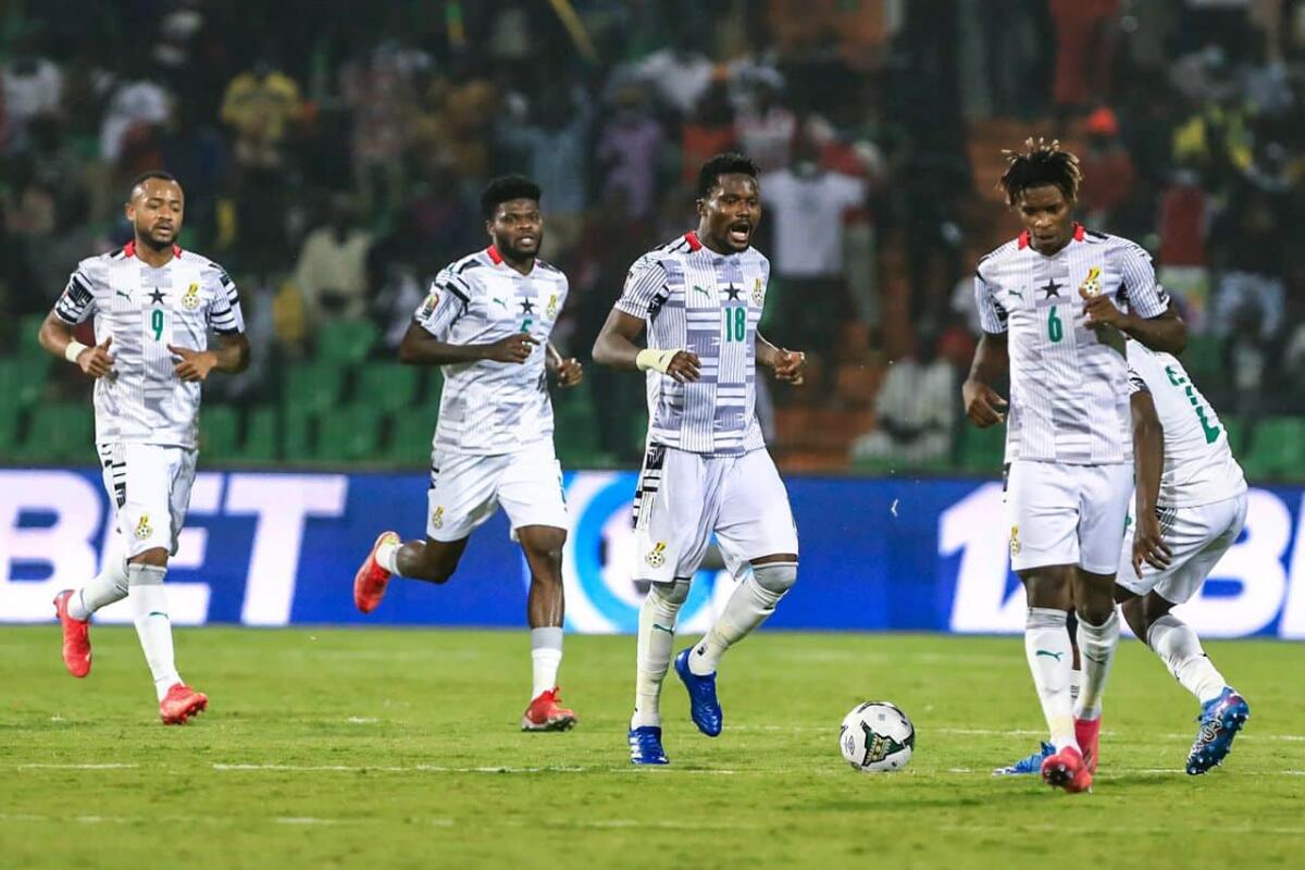Ghana si dimentica le magliette in Africa, adesso è un problema farle arrivare in tempo per il mondiale - Ghana's players react after scoring their second goal  during the Group C Africa Cup of Nations (CAN) 2021 football match between Ghana and Comoros at Stade Roumde Adjia in Garoua on January 18, 2022. (Photo by Daniel BELOUMOU OLOMO / AFP) (Photo by 