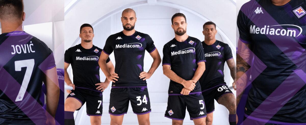 Ecco la quarta maglia della Fiorentina, nera con sfumature viola. Gia acquistabile negli store per 99 euro - 