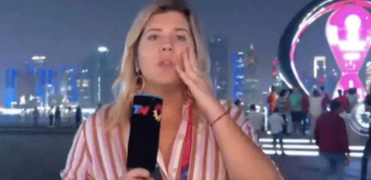 Mondiale, giornalista rapinata in diretta tv. La polizia del Qatar: "Vuole la prigione o l'espulsione?" - 
