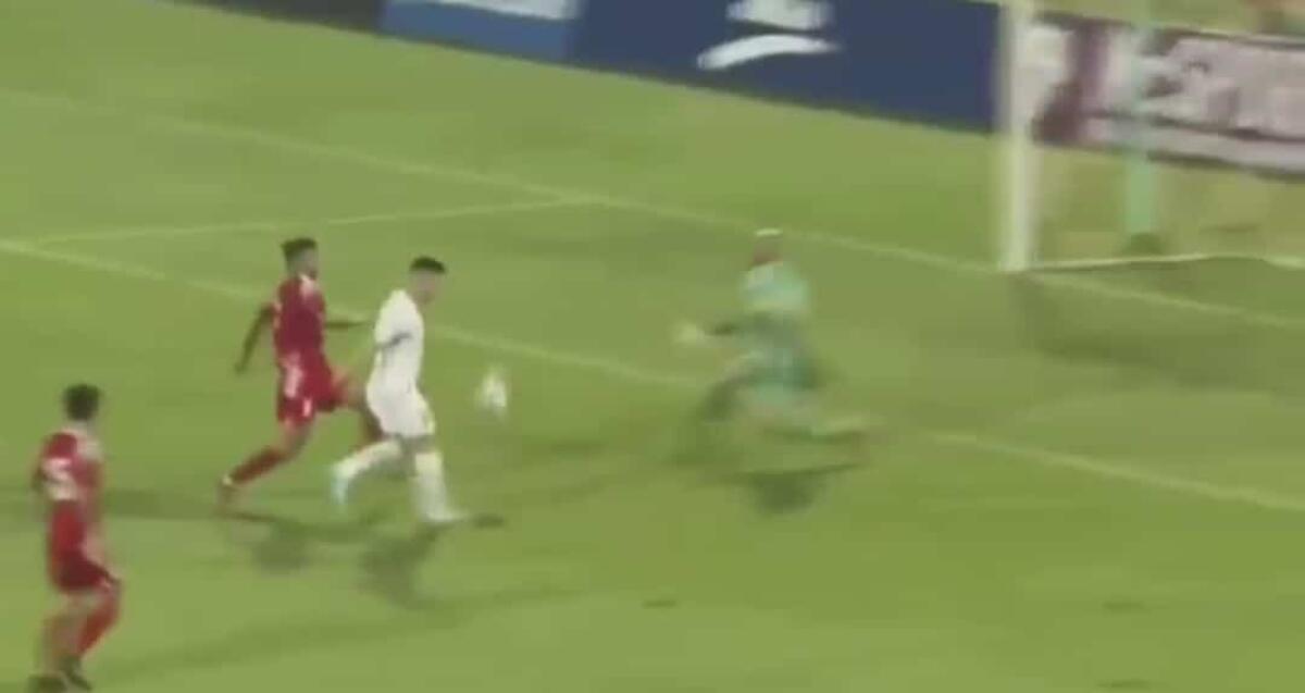 Assist di Vlahovic, palla a Jovic che segna con un pallonetto. Il video del gol del centravanti viola - 