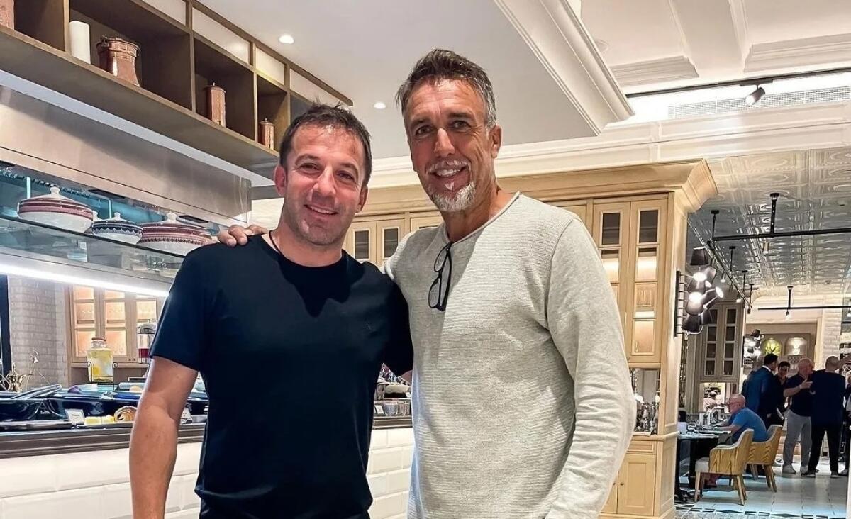 Del Piero incontra Batistuta in Qatar e gli chiede una foto: "Buenos dias" scrive l'ex Juventus - 