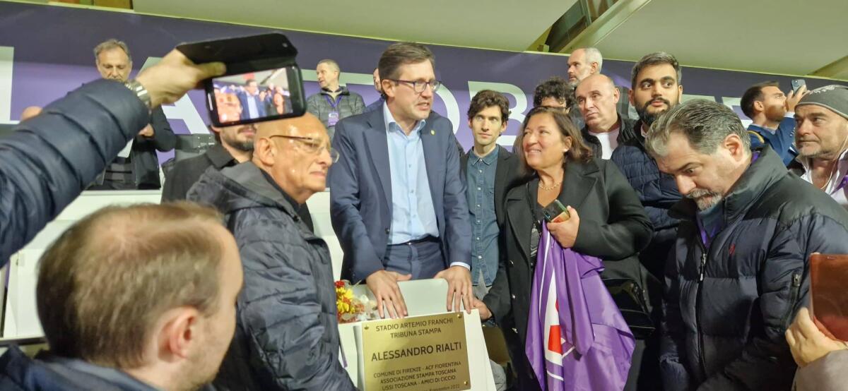 Il sindaco Nardella svela la targa in onore di Ciccio Rialti in tribuna stampa, applausi da tutto lo stadio - 