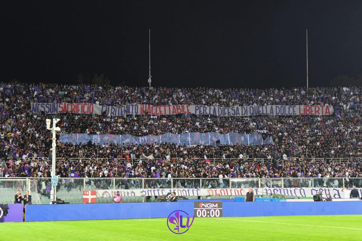 Il Giudice sportivo non grazia la Fiorentina: 39000 euro di multa alla e inibizione per quattro tesserati - Striscione Fiesole