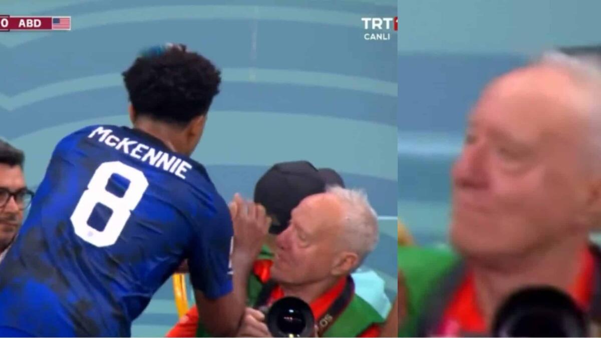 Il vergognoso gesto di Mckennie, lo juventino ha le mani sudate e le asciuga sul fotografo a bordo campo - 