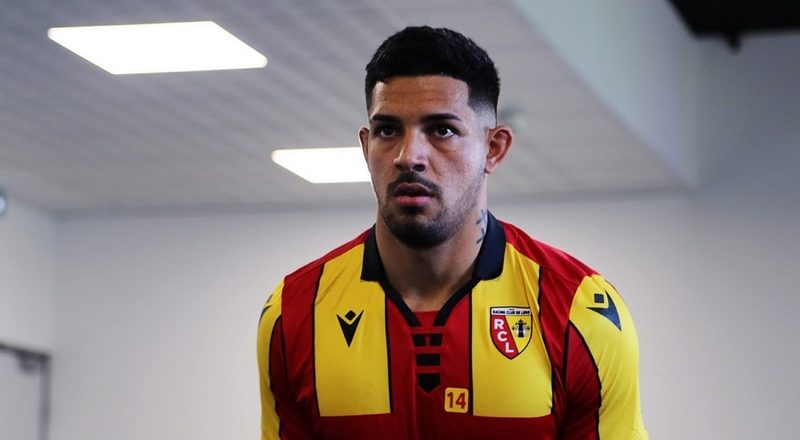 La Fiorentina vuole Medina, difensore centrale del Lens, costa 20 milioni. Burdisso cura la trattativa