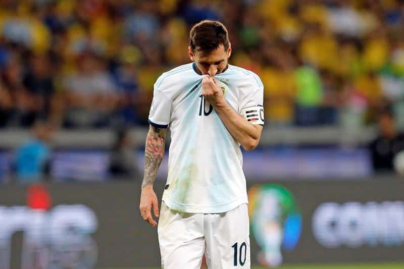 Messi "calcia" la maglia del Messico, il pugile Alvarez lo minaccia: "Preghi Dio che non ti trovi!"