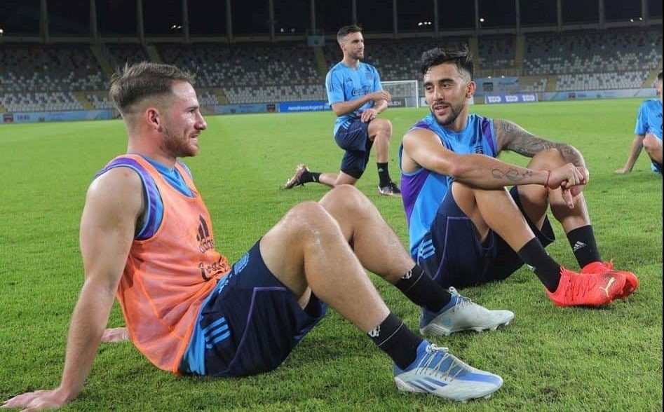 I tifosi della Fiorentina massacrano Nico Gonzalez sotto la sua foto con l'Argentina, offese e insulti