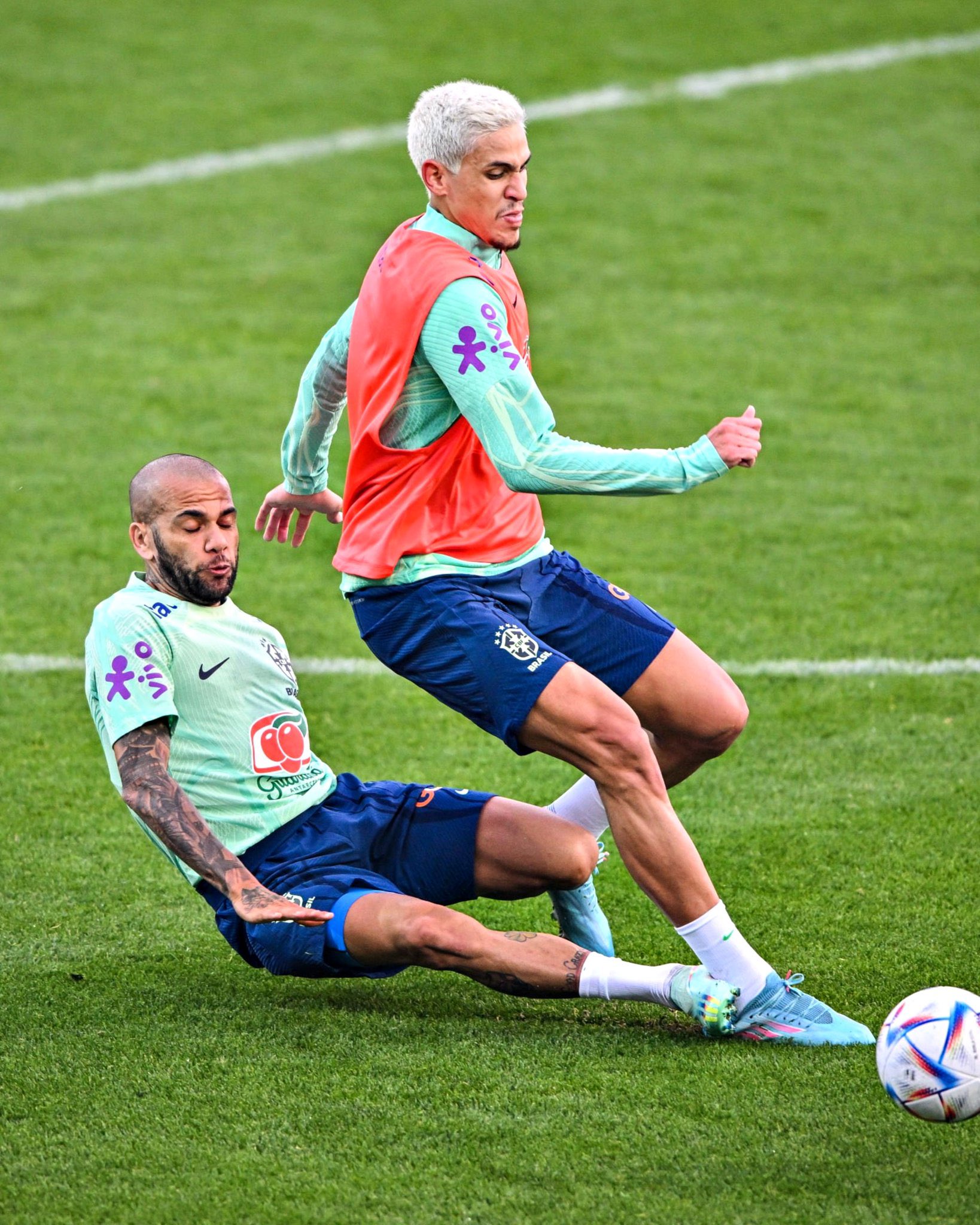 Dani Alves con un'entrata killer rischia di far perdere il mondiale a Pedro nell'allenamento del Brasile