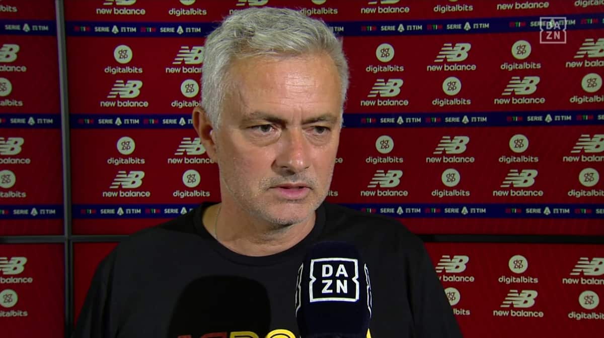 Il solito Mourinho che non sa perdere, si presenta a Dazn e rifiuta di mettersi auricolare per le domande