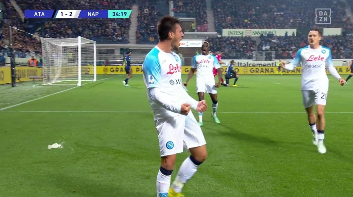 Elmas segna e la Curva dell'Atalanta gli lancia contro un bicchiere di birra che poi entra in campo