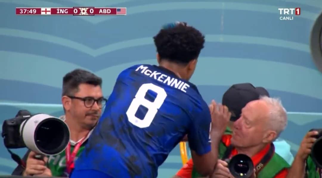 Il vergognoso gesto di Mckennie, lo juventino ha le mani sudate e le asciuga sul fotografo a bordo campo