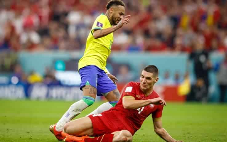 Milenkovic ferma Neymar: lesione dei legamenti per il brasiliano. Gironi finiti, speranza per gli ottavi