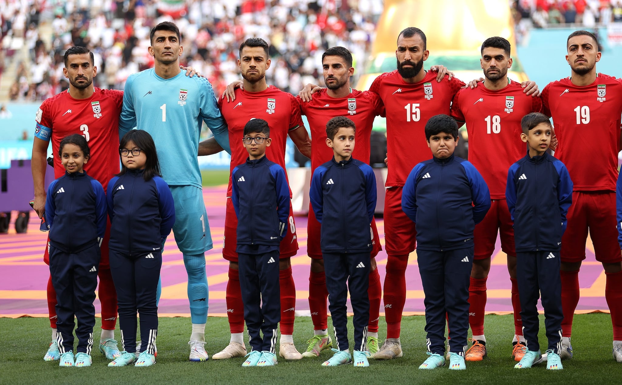 Giocatori dell'Iran cantano l'inno nazionale. Sono stati obbligati dal regime, a rischio le loro famiglie