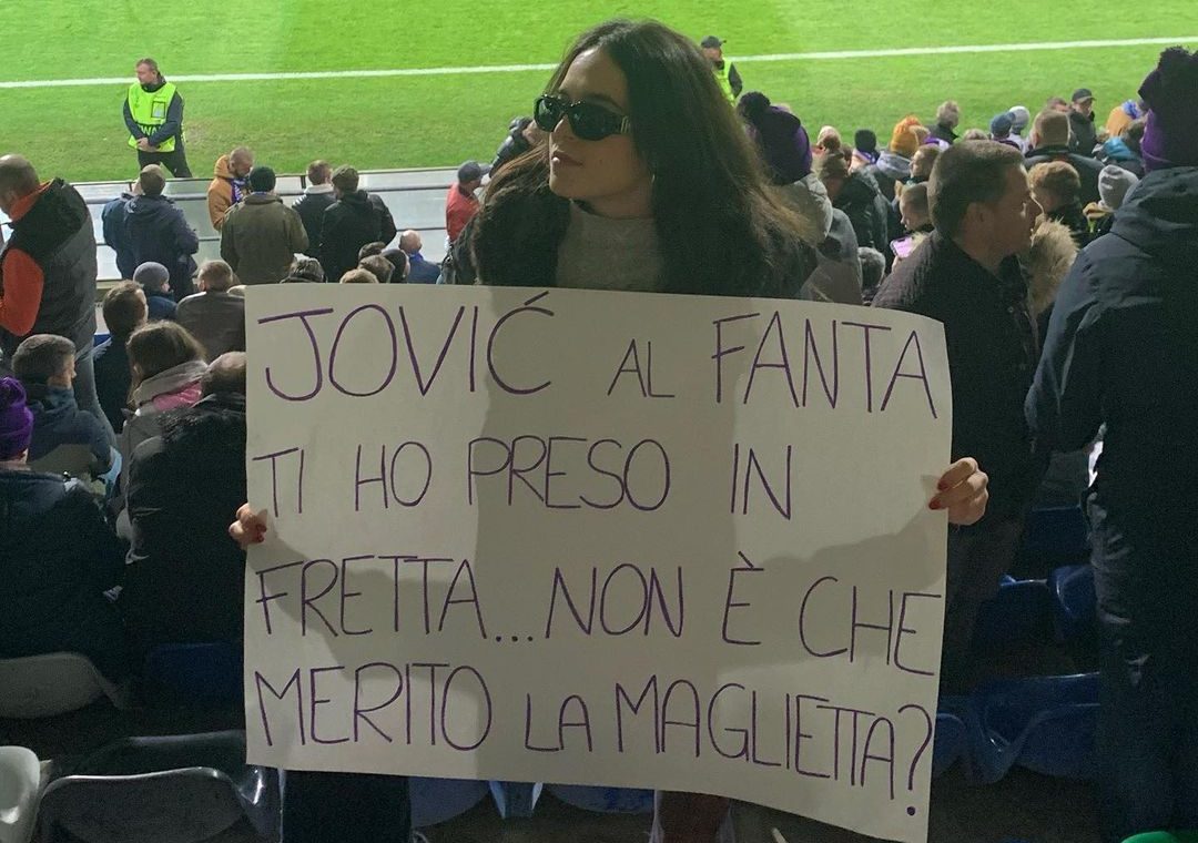 "Jovic ti ho preso in fretta al fantacalcio, mi merito la maglia?" e Jovic accontenta la tifosa a Riga