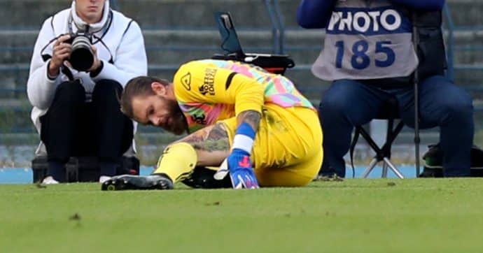 Foto Paola Garbuio/LaPresse 13 Novembre 2022 - Verona, Italia - sport, calcio -Hellas Verona vs Spezia - Campionato italiano di calcio Serie A TIM 2022/2023 - Stadio Marcantonio Bentegodi. Nella foto:Bartlomiej Dragowski (Spezia) infortunatoNovember 13, 2