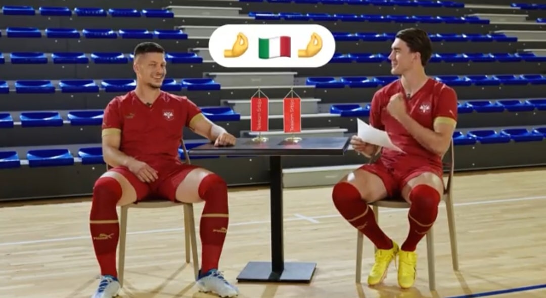 Vlahovic fa l'esame di italiano a Jovic. Il centravanti della Fiorentina tentenna. Il video del siparietto