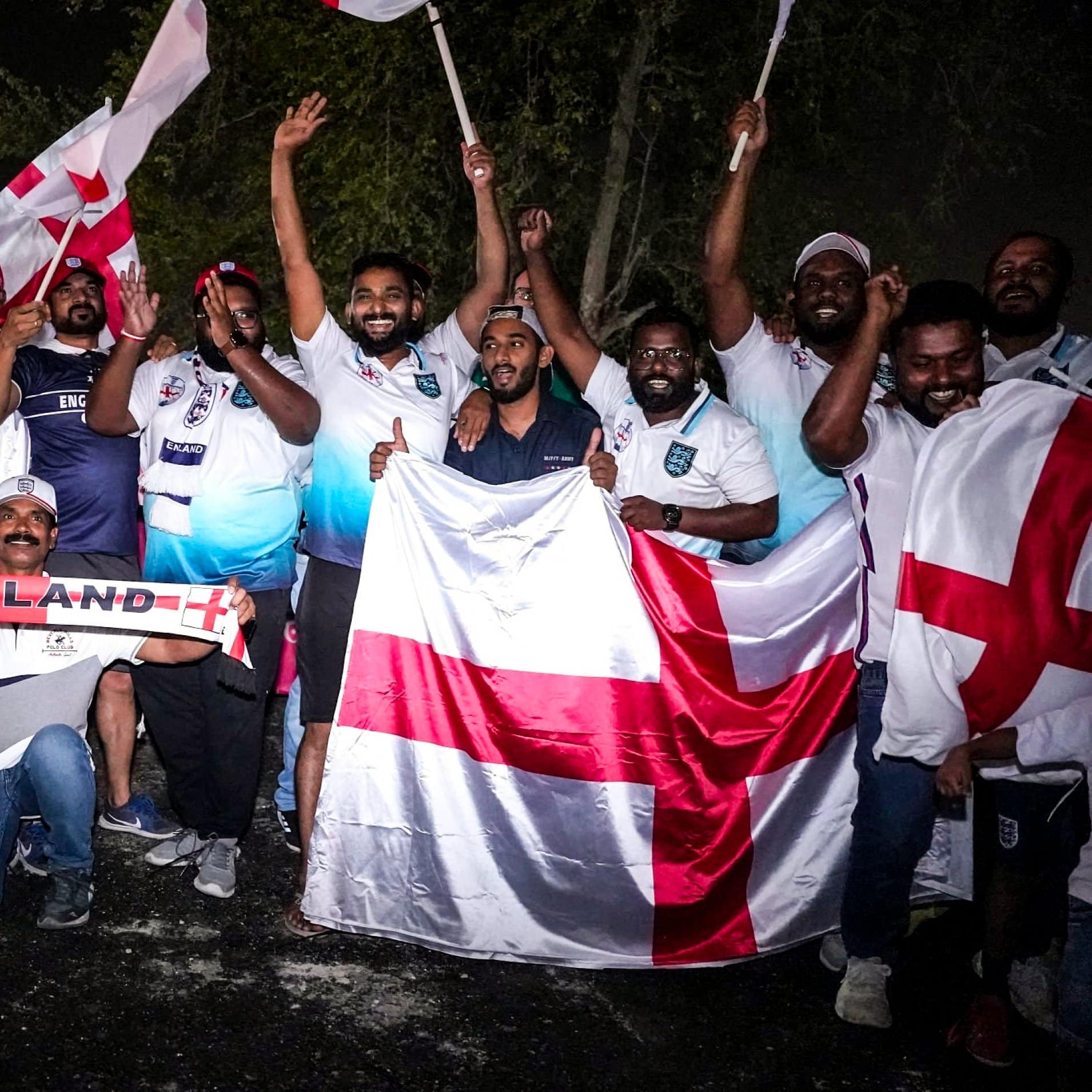 Marea di tifosi inglesi al mondiali, ma sono indiani pagati dal Qatar per far sembrare affollato l'evento