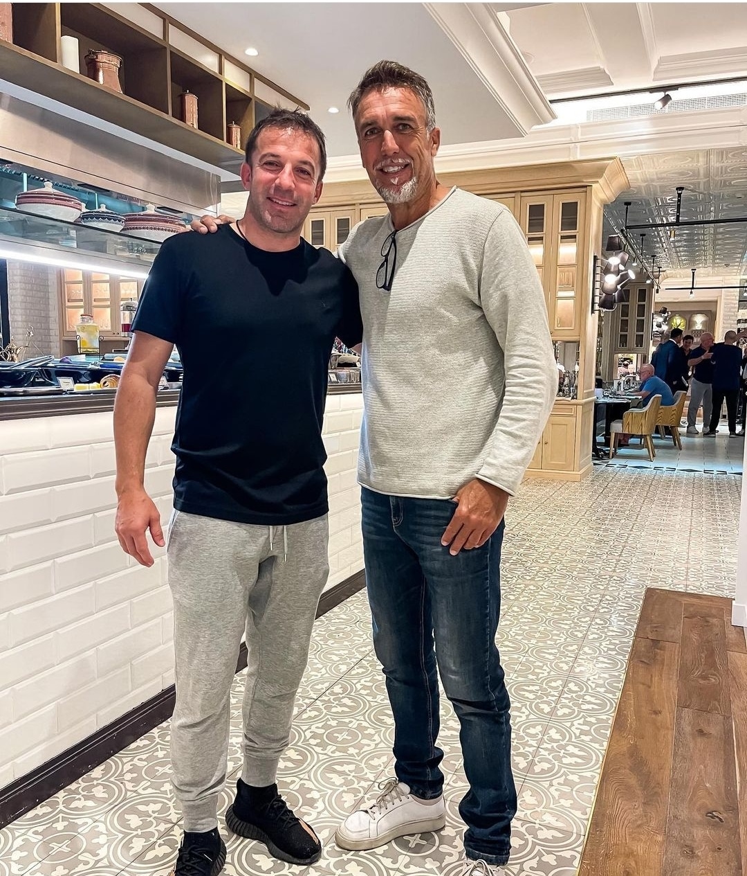 Del Piero incontra Batistuta in Qatar e gli chiede una foto: "Buenos dias" scrive l'ex Juventus
