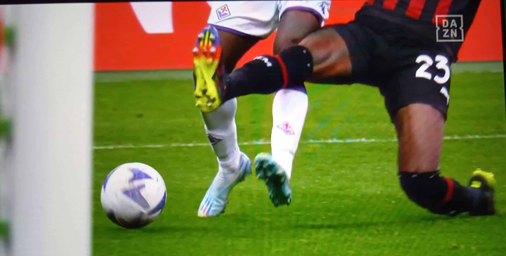 Prima palla e poi gamba? Macchè, Ikonè mostra il fallo da rigore di Tomori non concesso alla Fiorentina