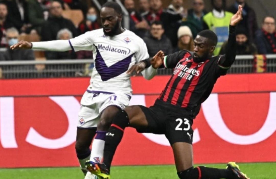 Scrive "C'è il rigore alla Fiorentina per fallo Tomori su Ikonè". Tifosi del Milan gli augurano un tumore