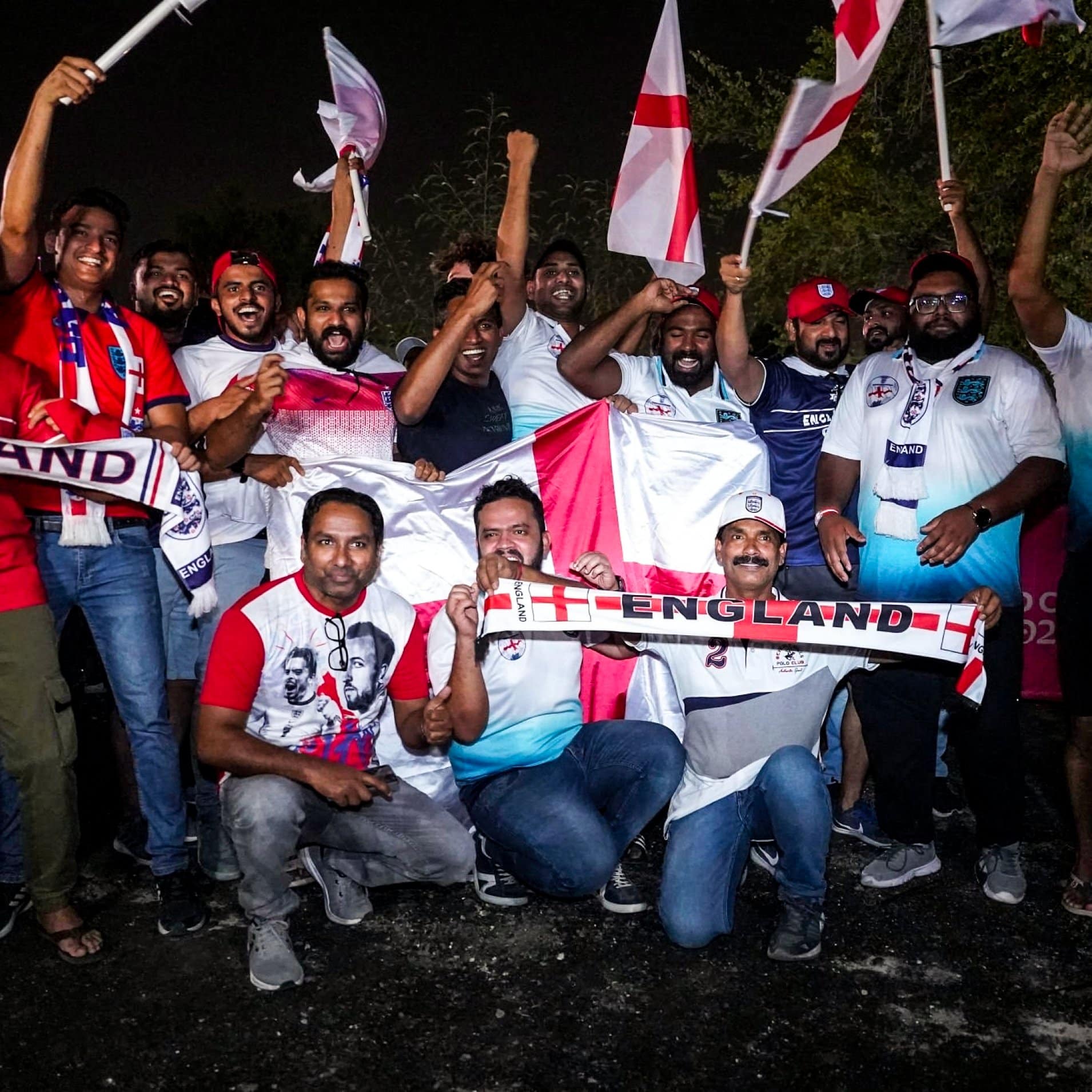 Marea di tifosi inglesi al mondiali, ma sono indiani pagati dal Qatar per far sembrare affollato l'evento