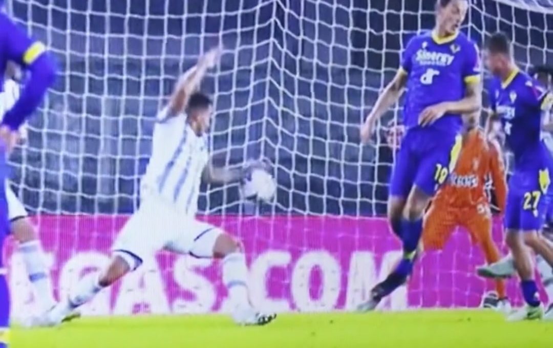 La Juventus vince con il solito aiutino, l'arbitro non vede il braccio larghissimo di Danilo in piena area