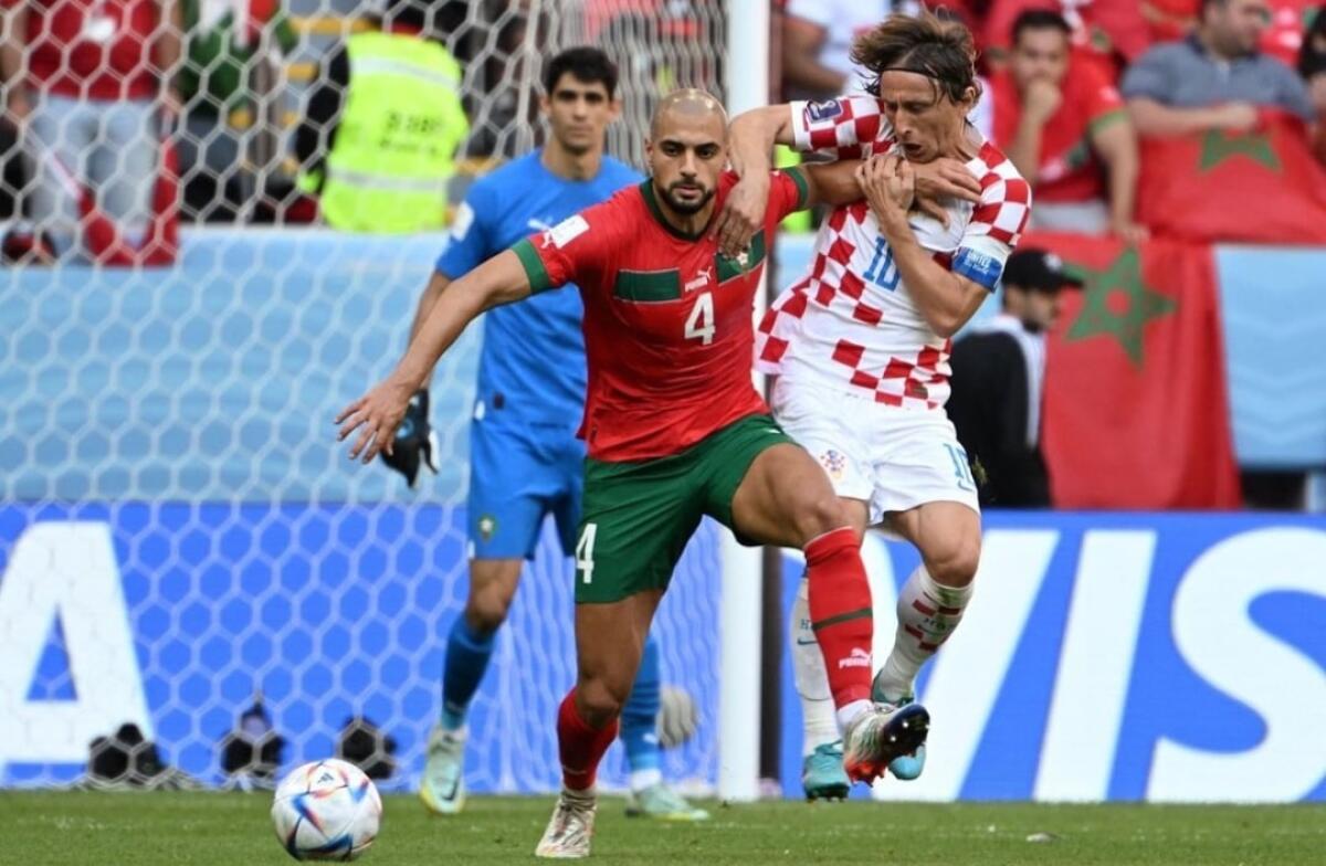 Amrabat sfortunato si rifa male alla schiena, rischia di saltare gli ottavi di finale contro la Spagna - 